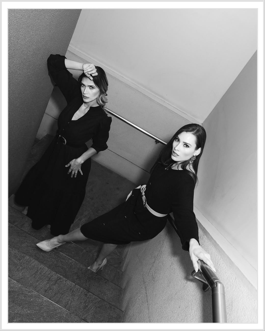Editorial blanco y negro — dos modelos en escalera