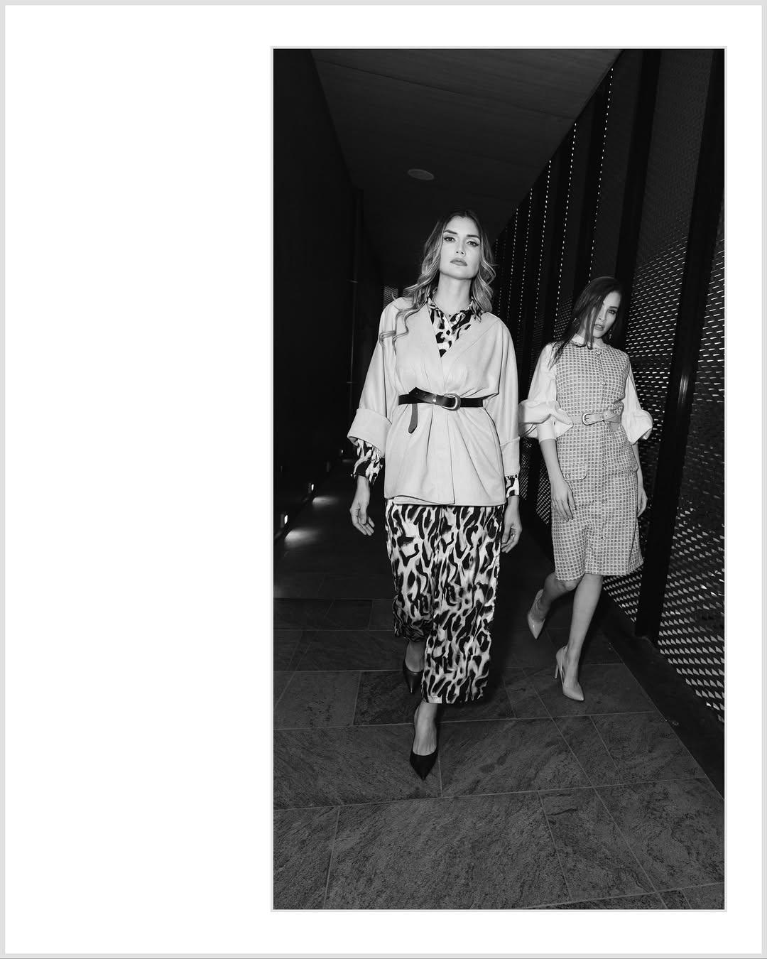 Editorial blanco y negro — dos modelos en pasillo