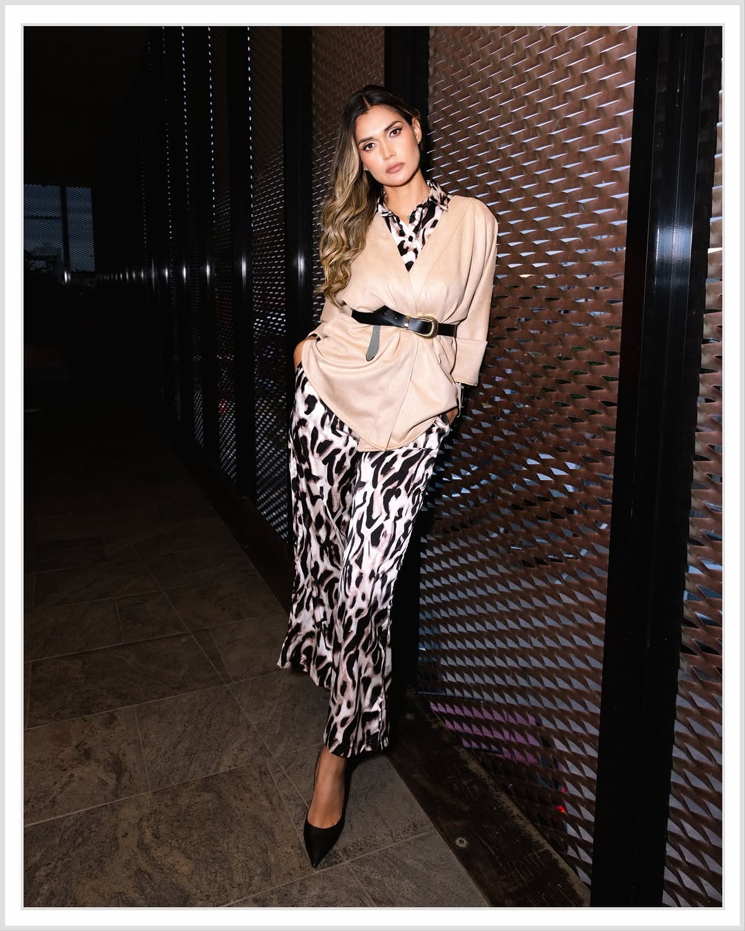 Blazer beige con cinturón y pantalón leopardo