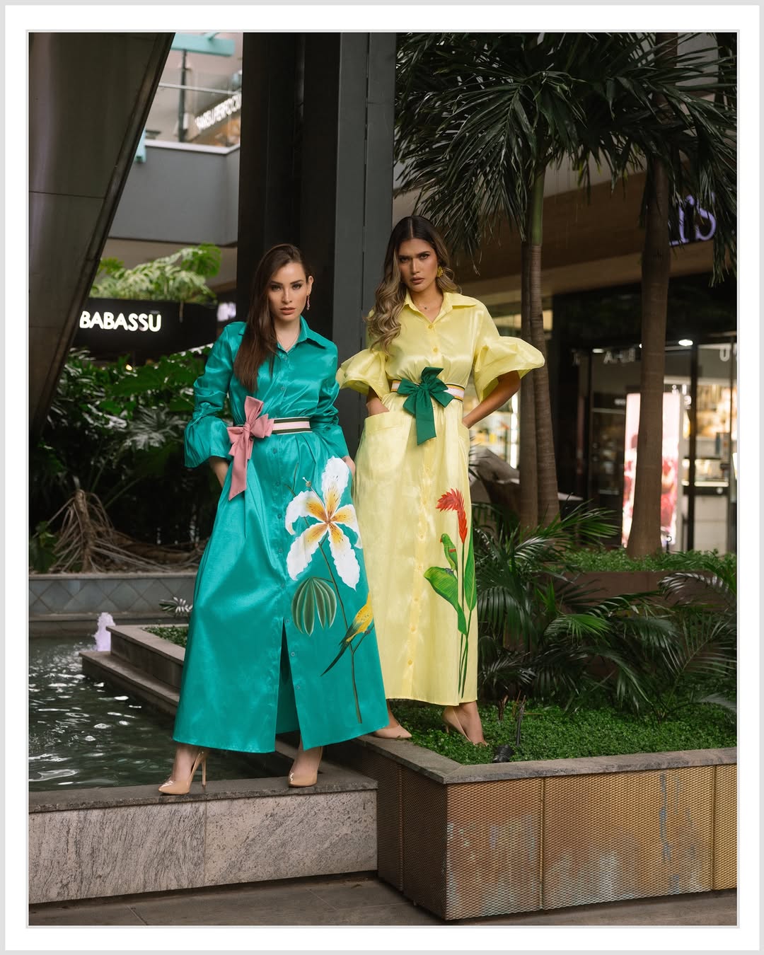 Hijos de Ramon — vestidos de seda pintados a mano, verde esmeralda y amarillo, con cinturones tejidos Indimbo
