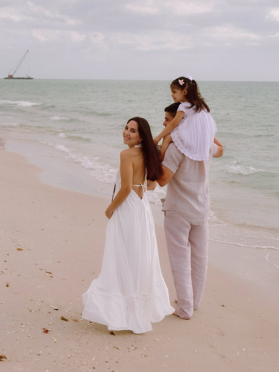 Vestido blanco largo con espalda abierta — sesión en Naples, Florida